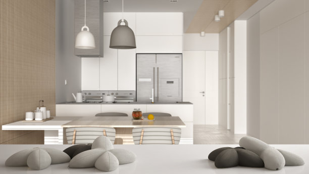 白色的桌子、桌子或架子上有五个柔软的白色星星或花朵形状的枕头，过模糊的现代餐厅、厨房，白色的建筑室内设计图片下载