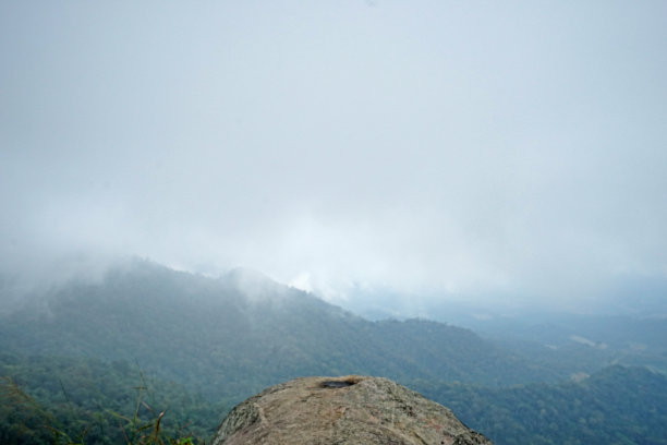 碧绿的山脉，阴天的自然景观图片下载