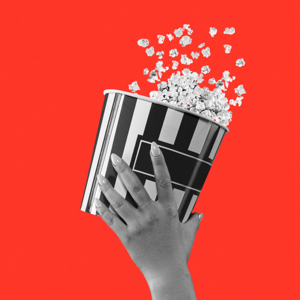 女人手拿着条纹桶爆米花孤立在红色背景图片下载