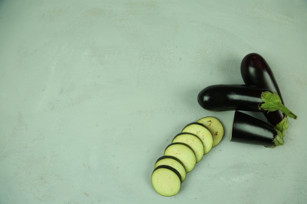茄子茄子孤立在白色上。为您的项目提供高质量的照片。图片下载