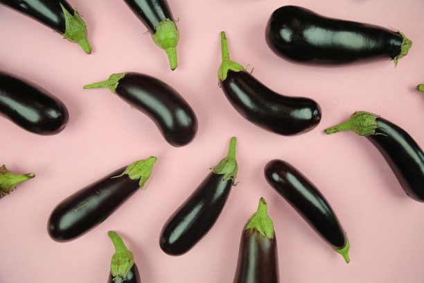 茄子茄子孤立在白色上。为您的项目提供高质量的照片。图片下载