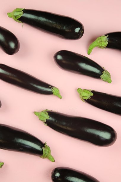 茄子茄子孤立在白色上。为您的项目提供高质量的照片。图片下载