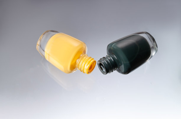 俯视图滴指甲油在白色的背景。年度色彩概念图片下载