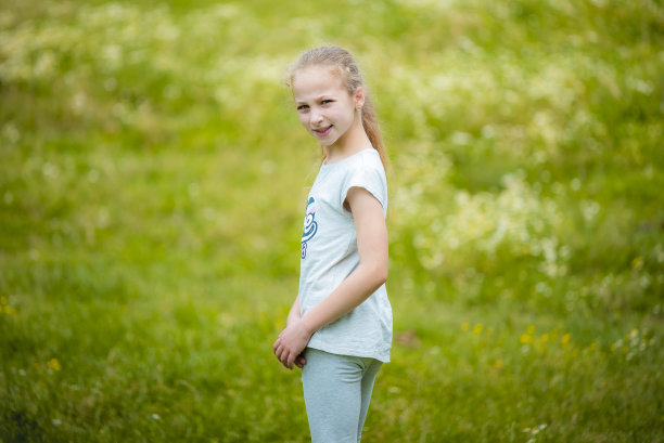 一个年轻美丽的女孩在花地里玩耍图片下载