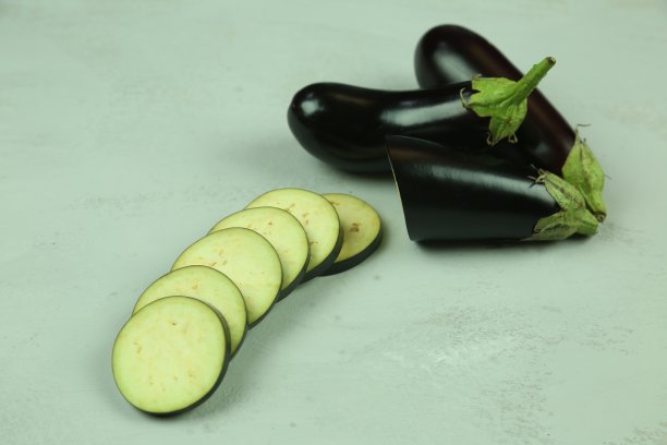 茄子茄子孤立在白色上。为您的项目提供高质量的照片。图片下载