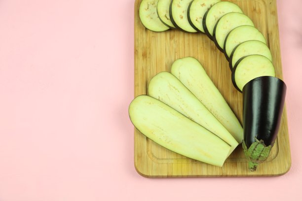 茄子茄子孤立在白色上。为您的项目提供高质量的照片。图片下载