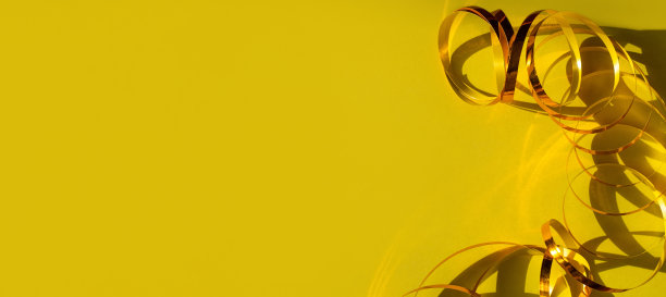节日的黄色背景。金光闪闪的缎带纹理发光的标题横幅背景。圣诞节和新年图片下载