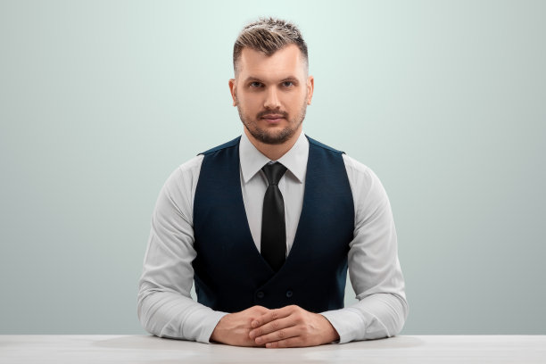 金发大胡子，穿背心打领带。新闻主持人、播音员的概念。图片下载