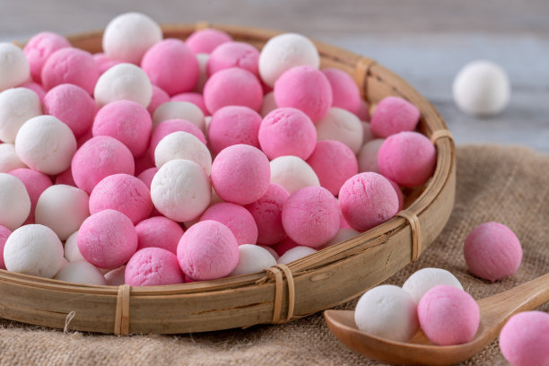 生红白汤圆木桌背景为冬至食物。图片下载