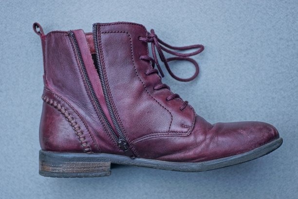 一只大的红色女皮鞋图片下载