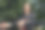这是一名年轻的欧洲妇女在阳光明媚的日子里在体育公园里锻炼的照片。户外训练的概念图片下载