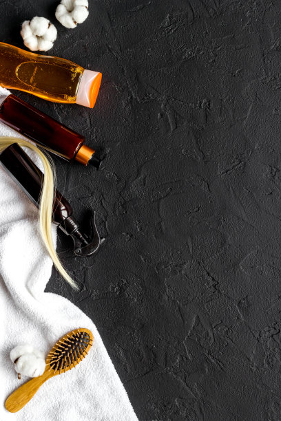 俯视图的女性头发护理集梳子，洗发水和精油图片下载