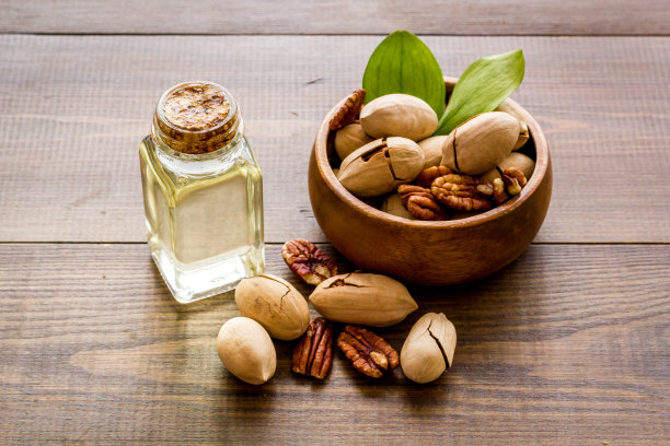 山核桃精油与坚果瓶，近距离图片下载
