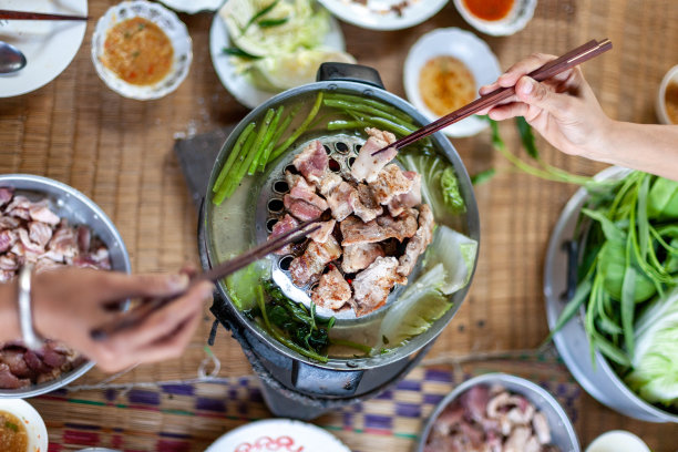 Moo Kra Ta，泰国传统的烧烤，在热平底锅上烤猪肉，配汤和蔬菜。图片下载