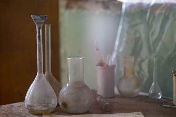 化学实验室的老式设备放在木桌上图片下载