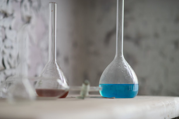 化学实验室的老式设备放在木桌上图片下载