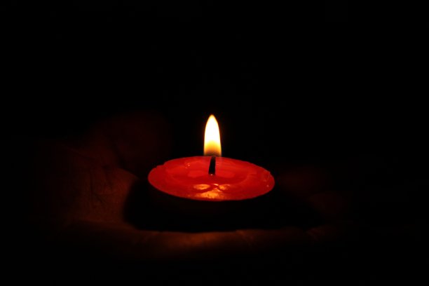 在夜晚点燃蜡烛可以消除黑暗图片下载
