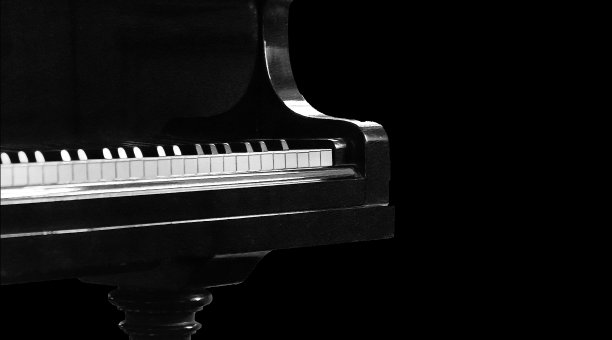 大钢琴细节在黑色背景图片下载