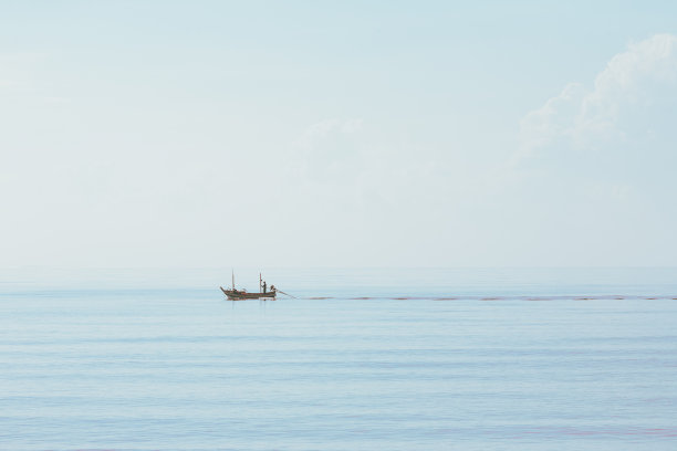 海上渔民的船。图片下载