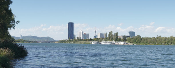 从奥地利维也纳的多瑙河上望去，多瑙城市大厦1号摩天大楼。图片下载