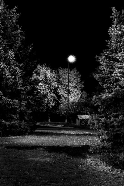 晚上的儿童公园里挂着黑白相间的大灯笼。图片下载