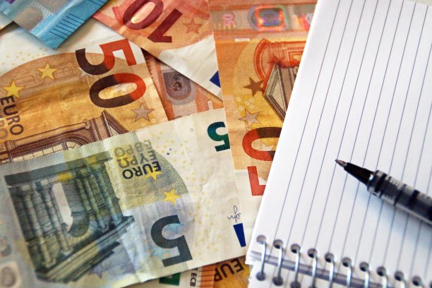 纸币，笔记本和笔。图片下载