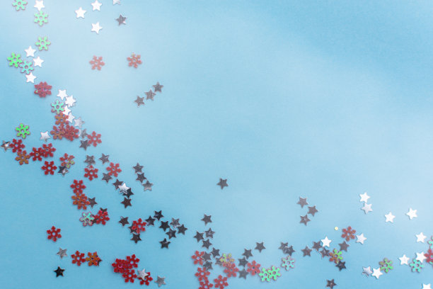 蓝色背景上的红色和银色亮片。图片下载