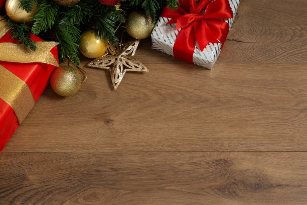 木制背景的圣诞装饰和礼物。复制空间设计。水平分布。图片下载