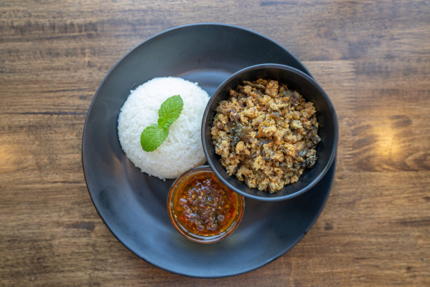 传统的泰国食物被称为“Yum Pla Duk Foo”，是一种经典的泰国餐，包括切碎的炒鲶鱼、新鲜的干辣椒和其他食材与米饭一起食用。有选择性的重点。图片下载