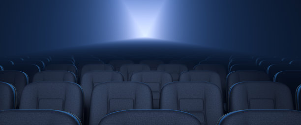 电影院空荡荡的一排排座位。工作电影放映机在背景。图片下载