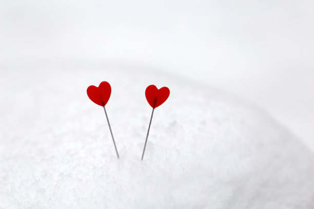 雪地上两颗相爱的心图片下载