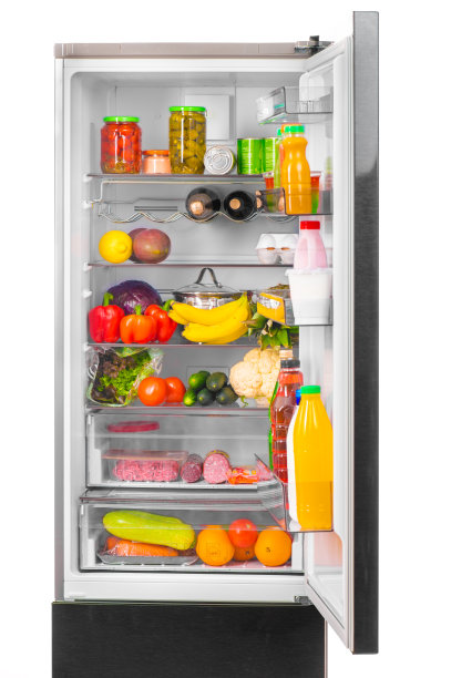 打开冰箱的顶部部分，食物在一个白色孤立的背景图片下载