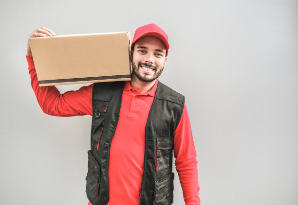 快乐的快递员与包裹-发货的概念图片下载