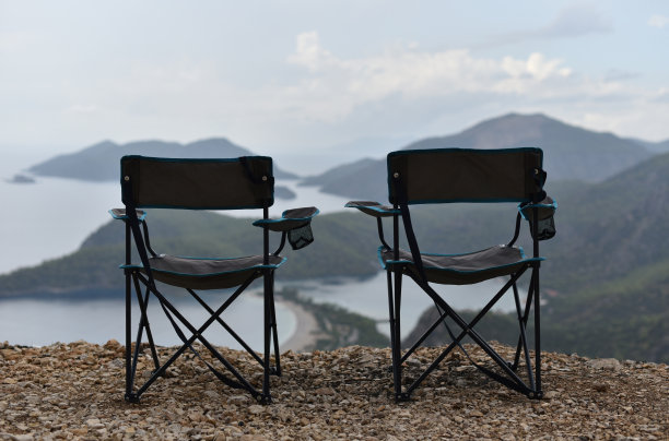 一对空折叠椅图片下载