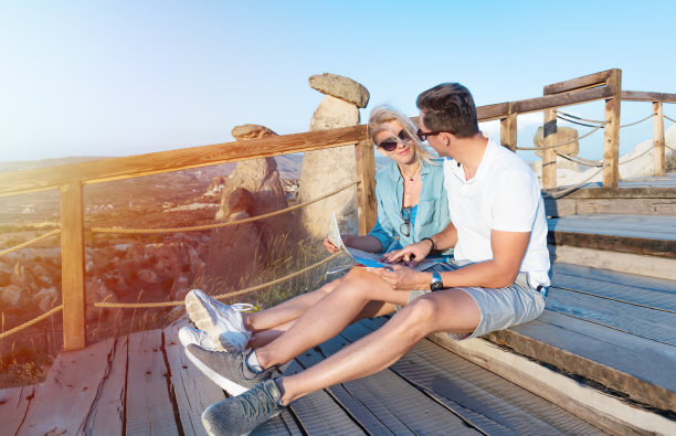 在卡帕多西亚的一对旅行者。图片下载