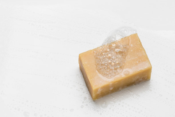 肥皂和泡沫在白色的背景图片下载