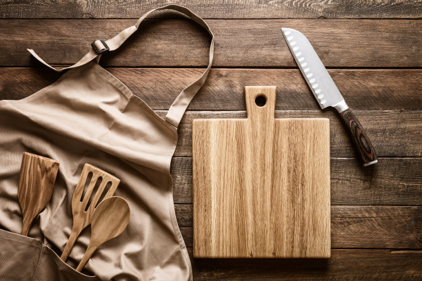 烹饪背景，厨房用具和围裙在厨房台面与空白的任何食谱或菜单文本图片下载