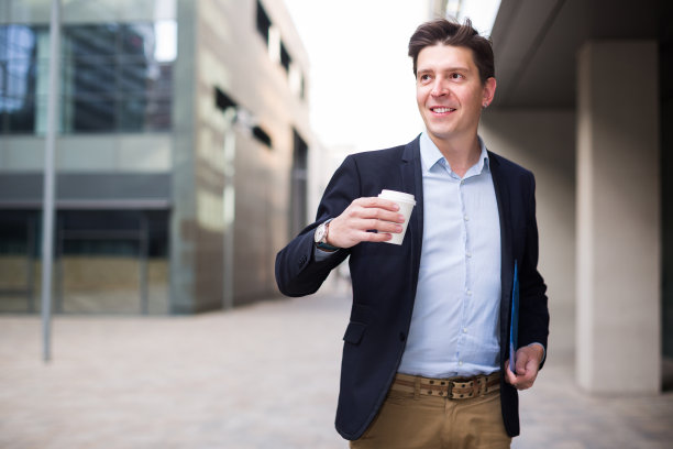 愉快的男性与文件的肖像图片下载