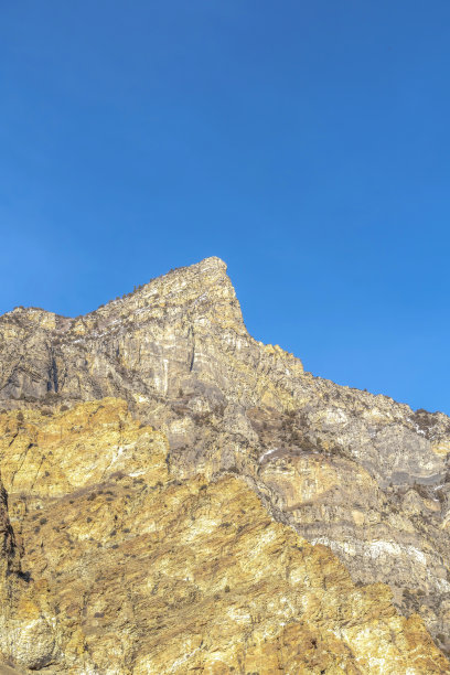 在犹他州普罗沃峡谷的一个岩石山的山峰与清澈的蓝天背景图片下载