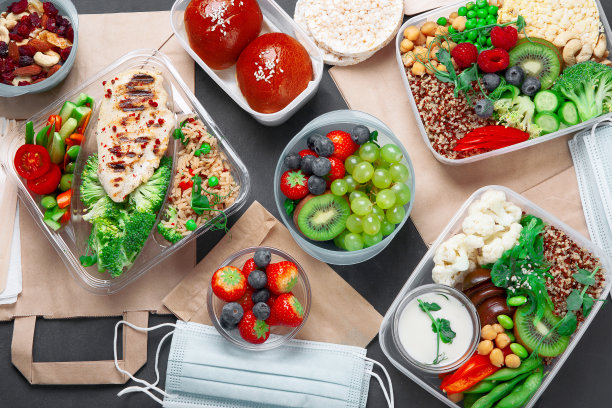 外卖午餐盒加上自制的营养食品图片下载