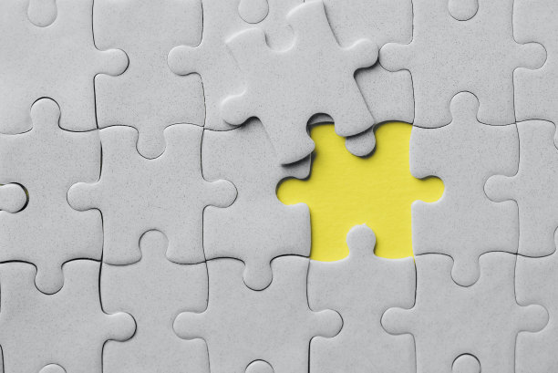 2021年的流行色。照亮黄色和终极灰色。双色版。多块灰色拼图放在一起，没有一块在黄色背景上图片下载