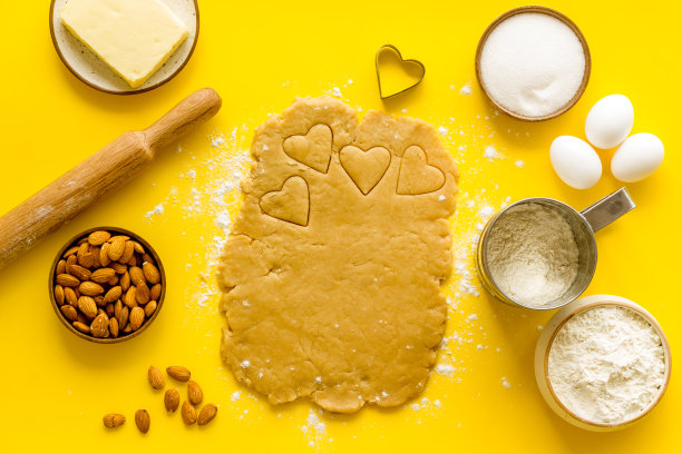 在面团上留出烘焙空间，擀成面团用于烹饪图片下载