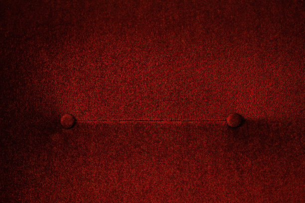 漂亮的经典红色天鹅绒豪华沙发。酒红色天鹅绒质地。图片下载