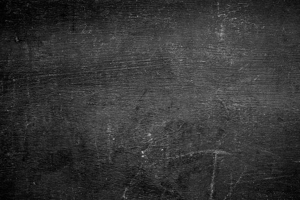 空白的正面真正的黑色黑板背景纹理在大学的概念为回到学校的孩子墙纸创建白色粉笔文字画图形。空旧后墙教育黑板。图片下载