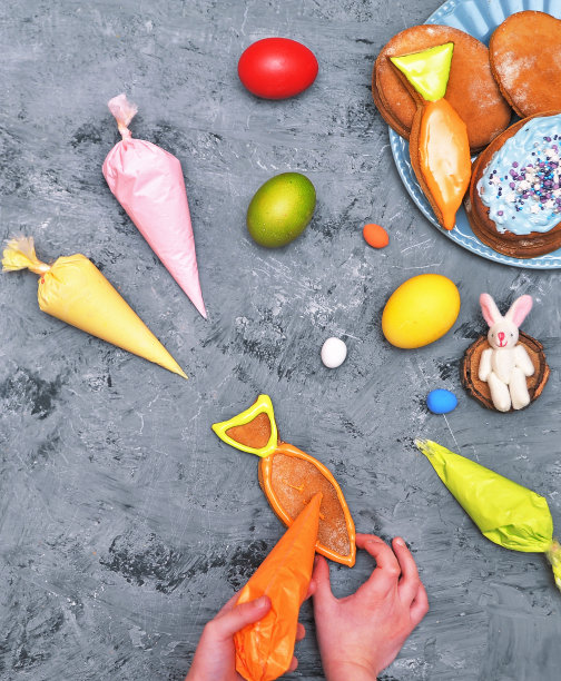 孩子画复活节饼干。图片下载