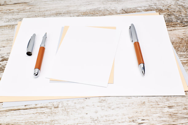 在一张有拷贝空间的空白纸上用笔。写的信息图片下载