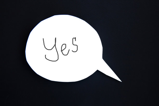 白色的语音气泡与裁剪路径与题词是在黑色的背景图片下载