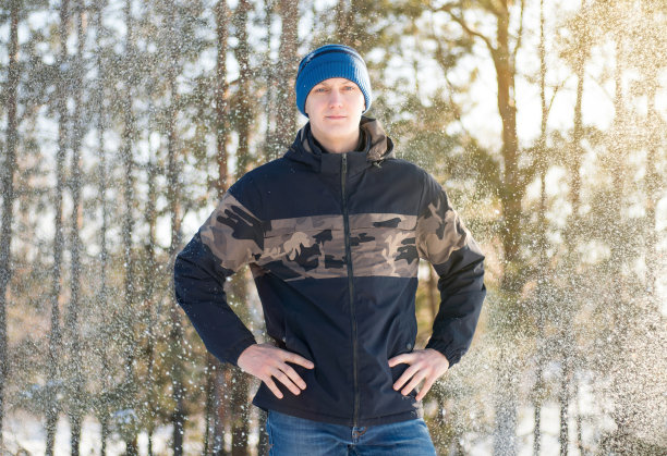 在冬天雪地里的人。图片下载