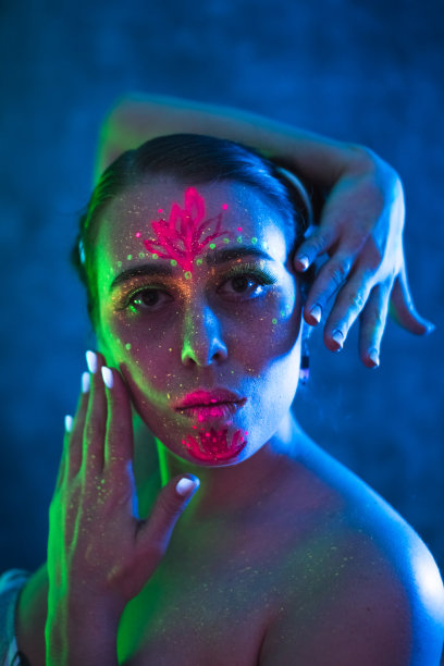 用荧光化妆的女人的肖像。图片下载