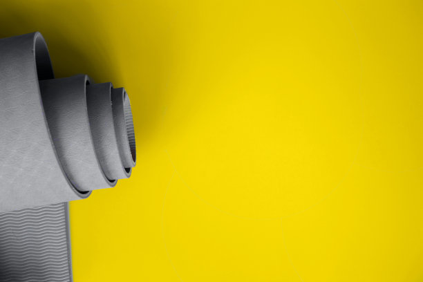 照明背景上的终极灰色瑜伽垫图片下载